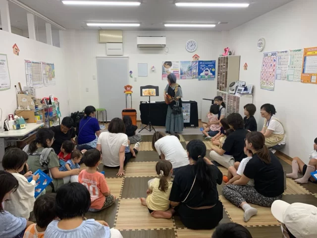 今日は、おはなしひろばの特別版。いつもの読み聞かせに、京都新聞お話を絵にするコンクールのキャラバン隊をお迎えして、32名の皆さんが参加してくださっています。