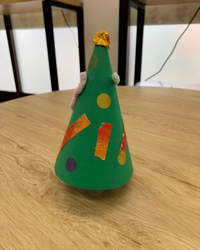 今日は、おはなしひろば楽しい絵本の読み聞かせ会ですクリスマス🎄のお話しなど、たくさんの作品の世界を、絵本・童話作家の北川チハルさんとご一緒に読み聞かせ会の後は工作の時間今回は、クリスマスツリーを作りますよ！そして来月は、年末特別版！なにが特別かは、参加されてのお楽しみすてきな年を迎えましょう！