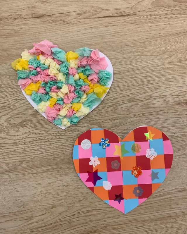 今日は午後1時から、おはなしひろば。もうすぐ節分。どんな絵本が登場するかな。絵本の読み聞かせの後は、お楽しみ工作の時間。今日はバレンタインデーを前に、メッセージカードを作ります。彩りよく、カードをかざってね。